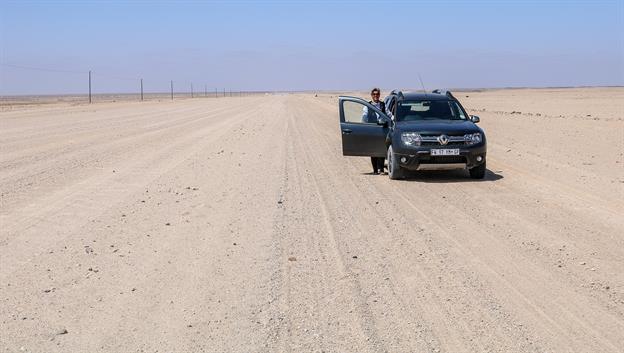 Unmittelbar nach dem Verlassen der Stadt Walvis-Bay fängt die Wüste an. Wir fahren zum etwa 400 km entfernten „Vinger-Klip“ auf der Schotterstrasse C35.